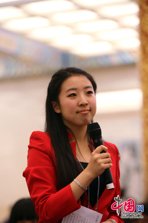 直擊兩會(huì)紅衣美女：上會(huì)女記者為什么喜歡穿紅色