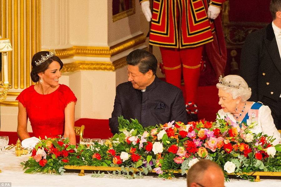 組圖：英女王舉行盛大國(guó)宴招待習(xí)近平和夫人彭麗媛