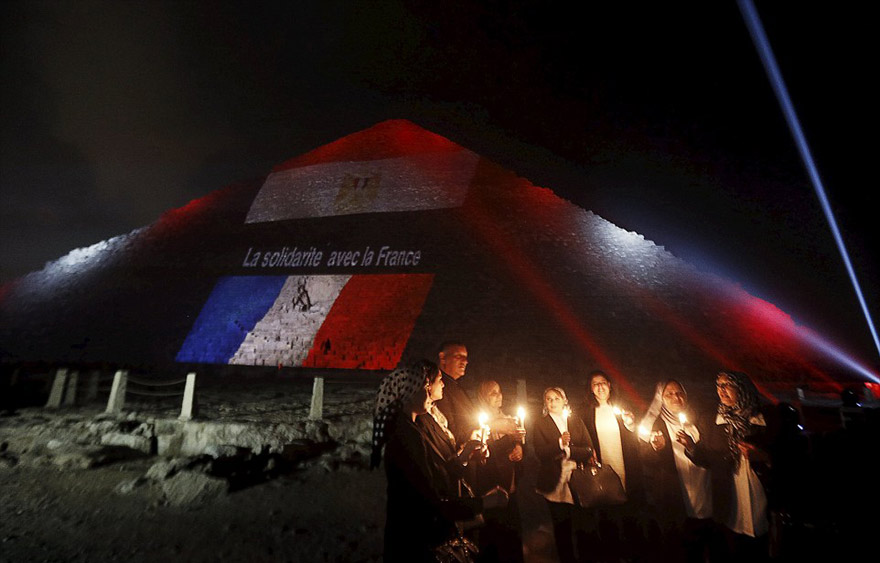 各國(guó)哀悼巴黎恐襲 地標(biāo)亮“法國(guó)色”