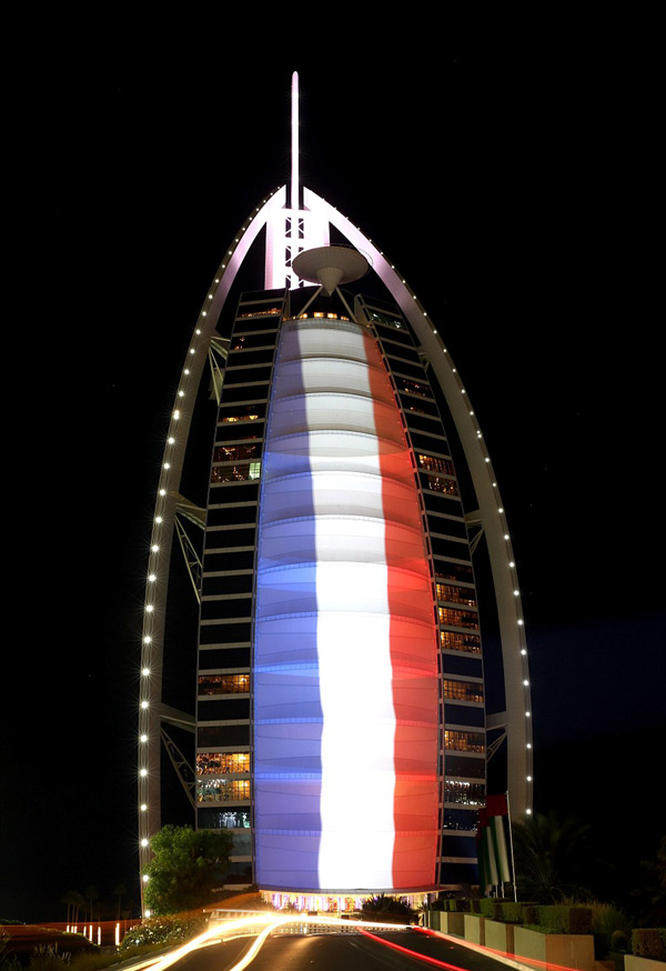 各國哀悼巴黎恐襲 地標(biāo)亮“法國色”