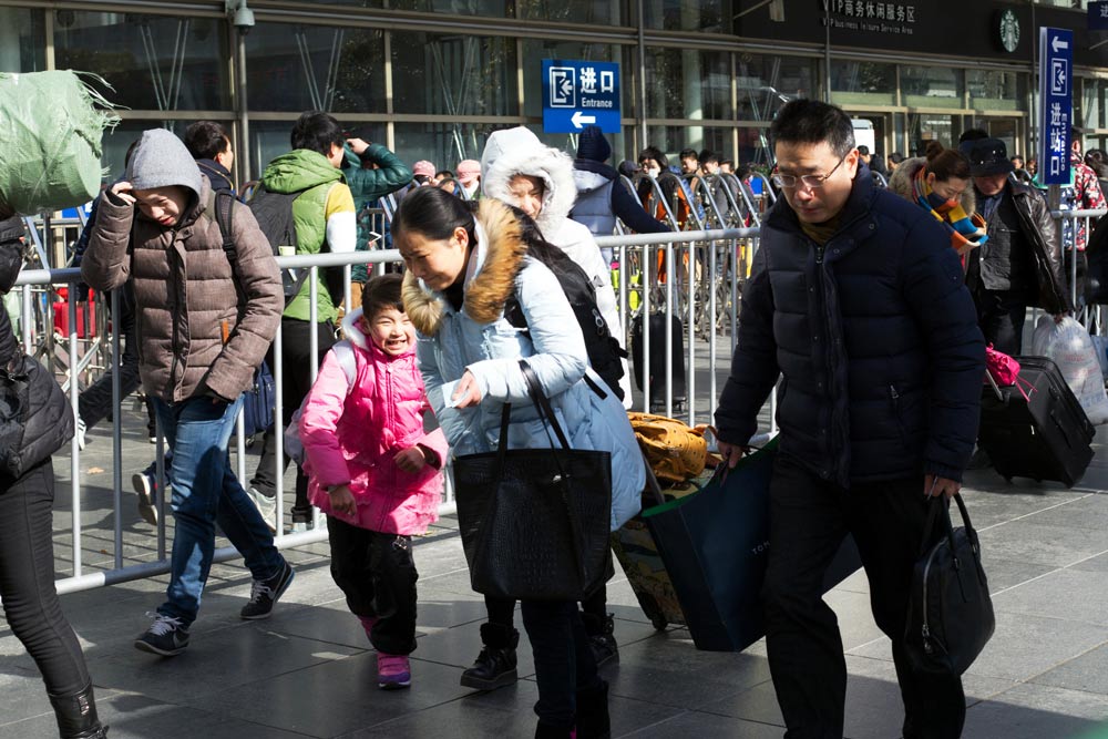 中國日?qǐng)?bào)直擊全國春運(yùn)首日（組圖）
