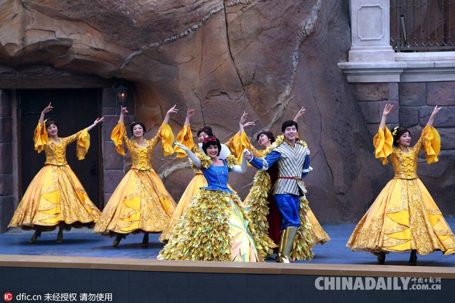 上海迪士尼樂(lè)園雨中開(kāi)幕 上演夢(mèng)幻燈光煙花秀（組圖）