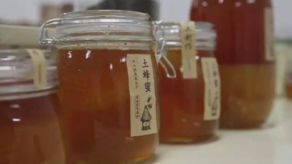 你的烤馕、野蜂蜜和土雞蛋到了。看沙漠小村如何玩轉電商丨解碼中國