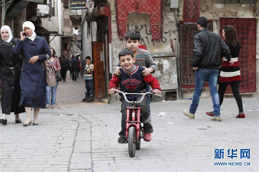 2016，孩子和這個(gè)世界：觸動(dòng)人心的瞬間（組圖）