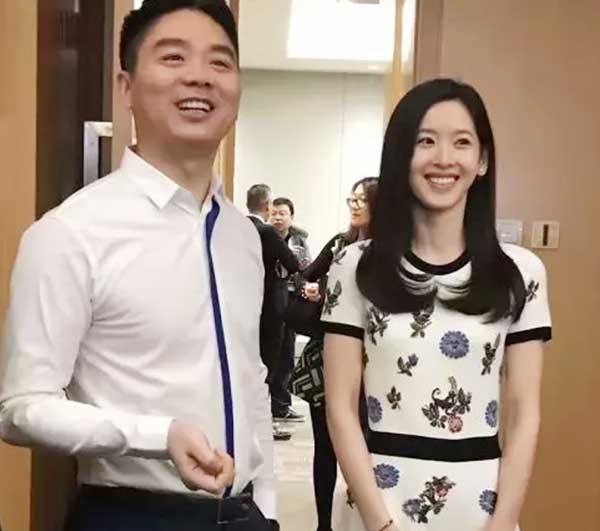劉強(qiáng)東說自己“臉盲” 年會卻被奶茶妹妹4萬塊裙子搶鏡