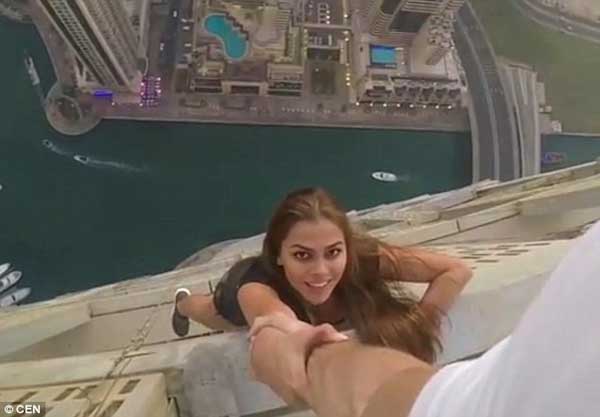 驚心動魄！俄羅斯女模摩天大樓拍“亡命照”