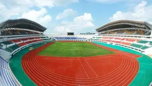 “小心地滑倒”？雷人翻譯終于有人管了，國家給出公共場所英譯標(biāo)準(zhǔn)答案！