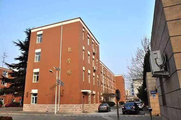 “小心地滑倒”？雷人翻譯終于有人管了，國家給出公共場所英譯標(biāo)準(zhǔn)答案！