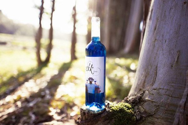 還記得藍(lán)色葡萄酒嗎？現(xiàn)在廠家把彩虹顏色都集齊了（組圖）