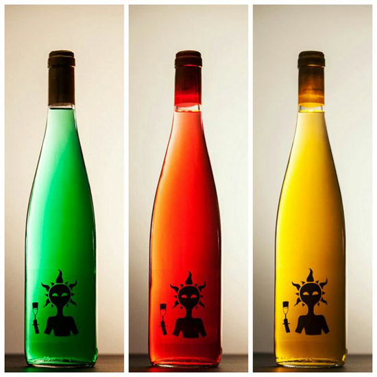 還記得藍(lán)色葡萄酒嗎？現(xiàn)在廠家把彩虹顏色都集齊了（組圖）