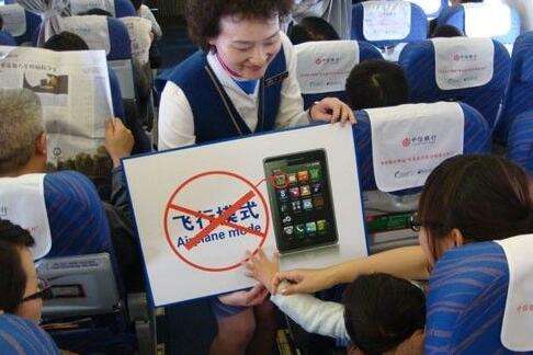 中國民航局宣布一件大事！飛機上將可以玩手機了！