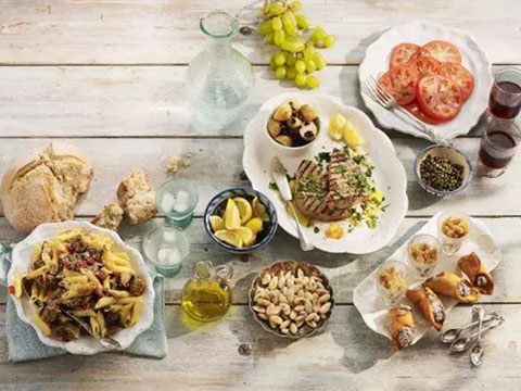 早餐吃晚了叫 brunch，那晚餐吃早了叫什么？