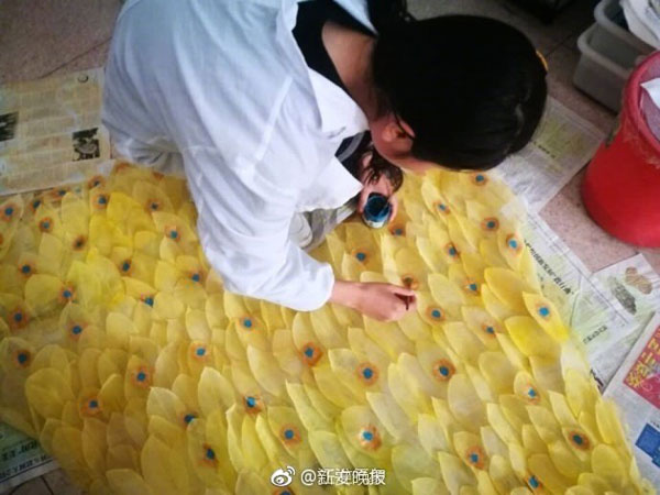 6000片樹葉做出美裙 原來他們是這么做到的！