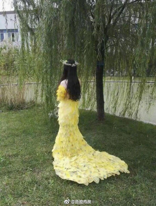 6000片樹葉做出美裙 原來他們是這么做到的！