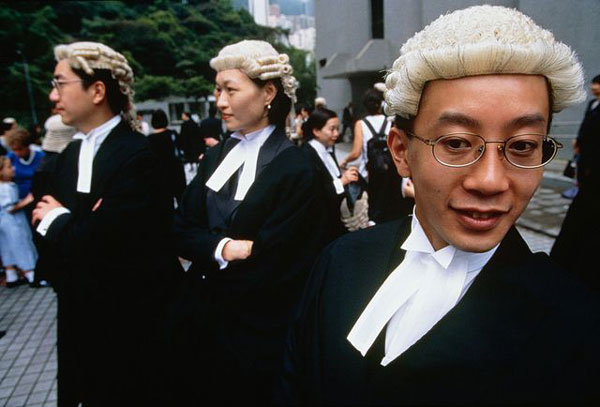 漲知識(shí)！英國(guó)法官和律師的白色假發(fā)原來(lái)大有來(lái)頭