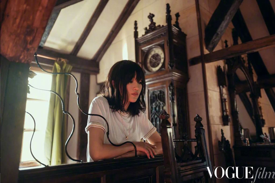 胡歌周迅合體拍時(shí)裝短片 演繹邂逅與離別似經(jīng)典電影（組圖）