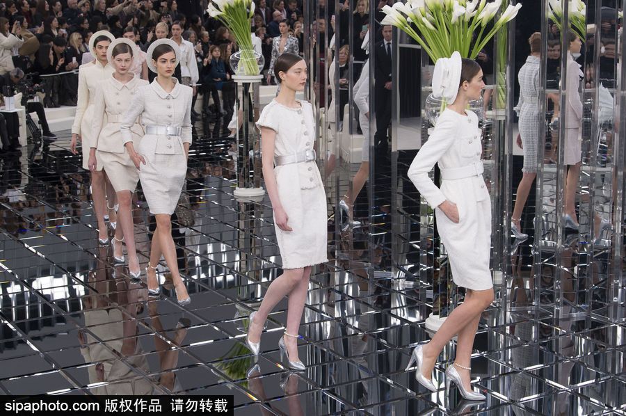 炫酷！比衣服更夢(mèng)幻的是香奈兒的秀場(chǎng)布景（組圖）