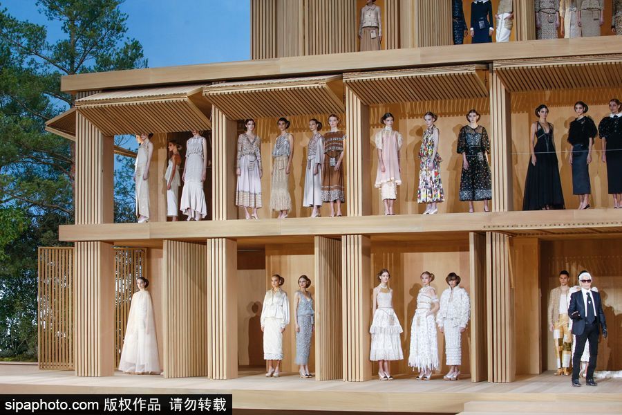 炫酷！比衣服更夢(mèng)幻的是香奈兒的秀場(chǎng)布景（組圖）