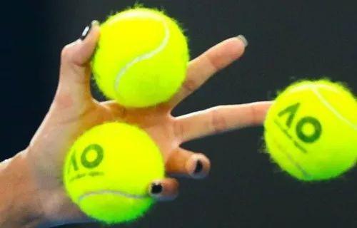網(wǎng)球到底是黃色還是綠色？看看費(fèi)德勒怎么說(shuō)