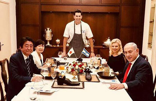 以色列總理宴請安倍，卻端上來一只“鞋”，日本人怒了！