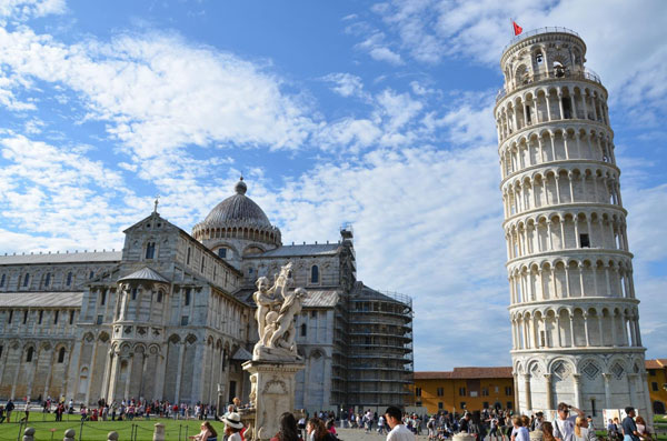 比薩斜塔為何能經(jīng)歷4次大地震而不倒？