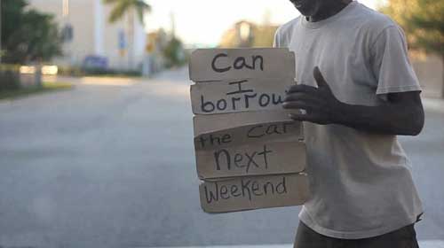 美國“犀利哥”自制翻牌標語走紅網絡