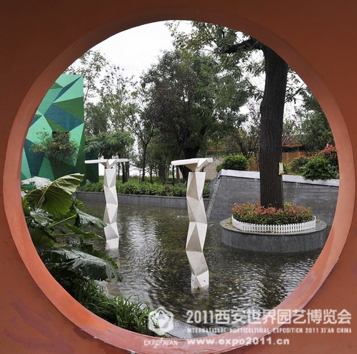 The romantic Xi'an Expo Park in the rain