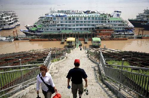 Ship lock services halt at Three Gorges Dam for safety of dam