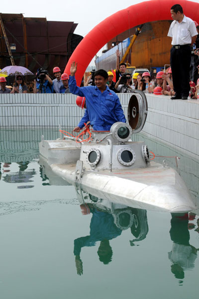 worker submarine Chinese laid-off worker builds mini-submarine