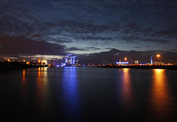china daily website,Hamburg will celebrate its so called 'Cruise Days' from July 30 to August 1 when some of the world's largest cruise liners will visit the northern German harbour of Hamburg Blue lights illuminate Hamburg for 'Cruise Days'