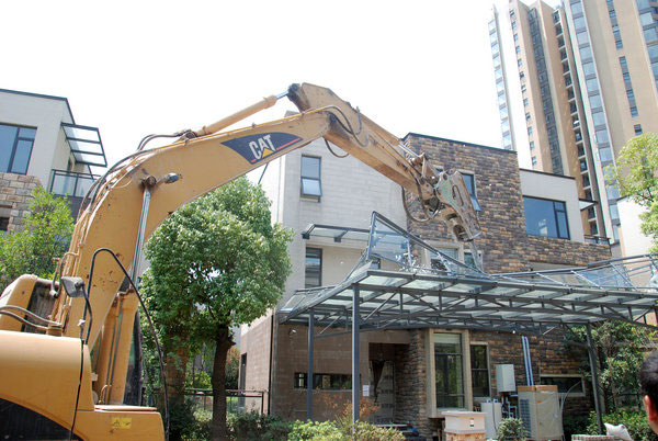 Luxury villas built without approval are demolished in Wuhan city, the capital of Central China’s Hubei province, July 25, 2011.  Luxury villa extensions demolished in Wuhan