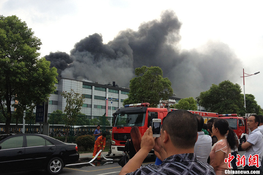 無錫一韓資企業(yè)突發(fā)火災(zāi) 黑煙蔓延數(shù)公里