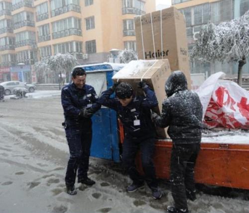 商務(wù)部長談網(wǎng)購 物流快遞服務(wù)需改進(jìn)