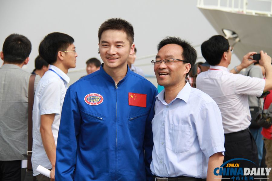 “蛟龍”號起航執(zhí)行首個試驗性應用航次