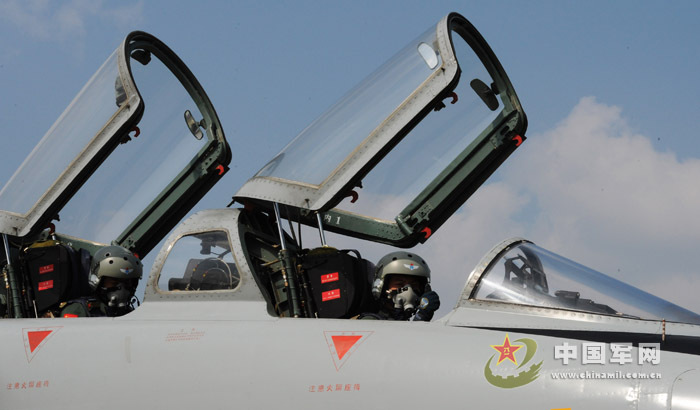 我軍赴俄參演戰(zhàn)機首訓 飛行員頭盔涂豹頭圖案