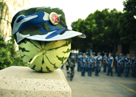 學(xué)生軍訓(xùn)西瓜君走紅網(wǎng)絡(luò) 賣萌搞笑惹人愛(ài)(組圖)