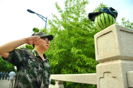 學(xué)生軍訓(xùn)西瓜君走紅網(wǎng)絡(luò) 賣萌搞笑惹人愛(ài)(組圖)