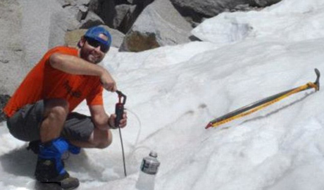 美登山客跌入12米冰窟艱難求生(組圖)