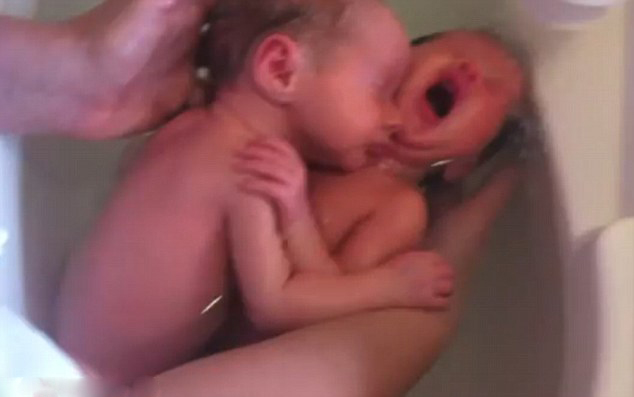 新生龍鳳胎水療睡著 緊抱對方畫面感動網(wǎng)友(組圖)