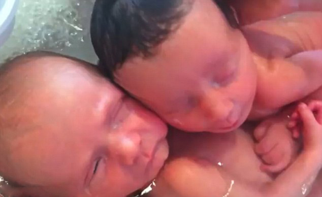 新生龍鳳胎水療睡著 緊抱對(duì)方畫(huà)面感動(dòng)網(wǎng)友(組圖)