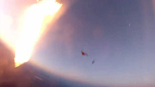美兩飛機(jī)空中相撞 9人跳傘逃生