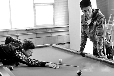 體壇明星愛(ài)臺(tái)球：劉翔張琳是高手 馬龍橫掃王勵(lì)勤