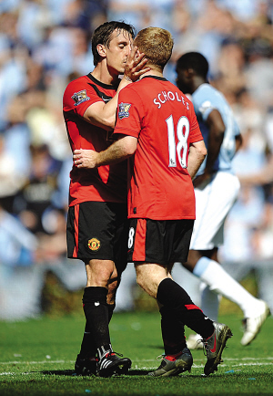 曼城德比驚現(xiàn)“斷背之吻” 內(nèi)維爾激吻斯科爾斯