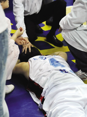 肘擊、揮拳 中美籃壇同遭暴力