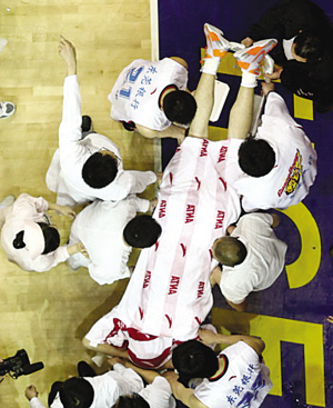 肘擊、揮拳 中美籃壇同遭暴力