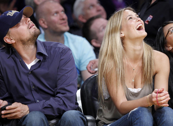 NBA：科比父母與眾明星現(xiàn)場助陣 湖人主場輕取雷霆