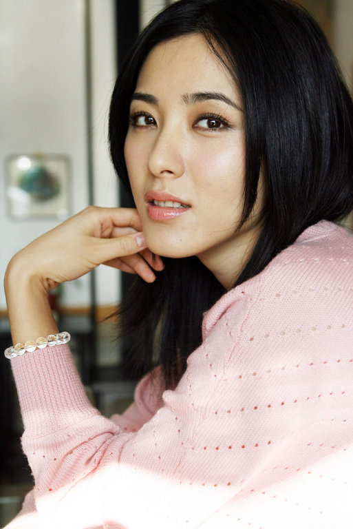 男人裝女星曾黎會(huì)客吉新鵬 搭檔奧運(yùn)冠軍拍寫真