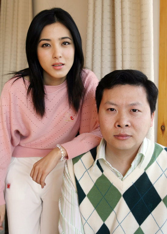 男人裝女星曾黎會(huì)客吉新鵬 搭檔奧運(yùn)冠軍拍寫真