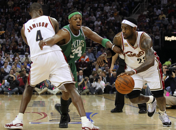 NBA：詹姆斯如同夢(mèng)游騎士慘敗32分 綠衫軍3:2領(lǐng)先
