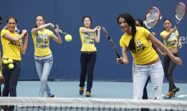 國際比基尼小姐蓮花球場揮拍獻(xiàn)藝